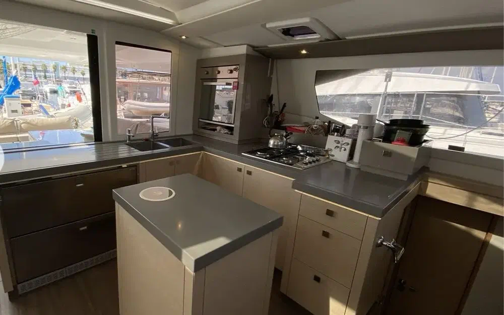 slider 11 Fountaine Pajot Saona 47