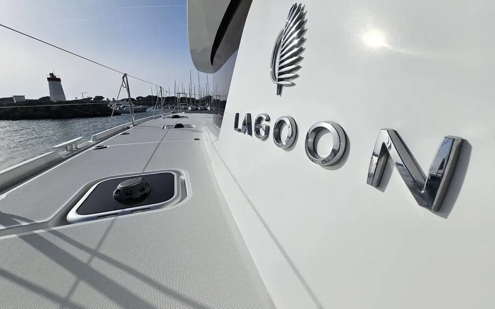 slider 1 Lagoon 42