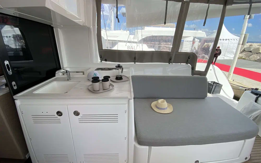 slider 6 Lagoon 46