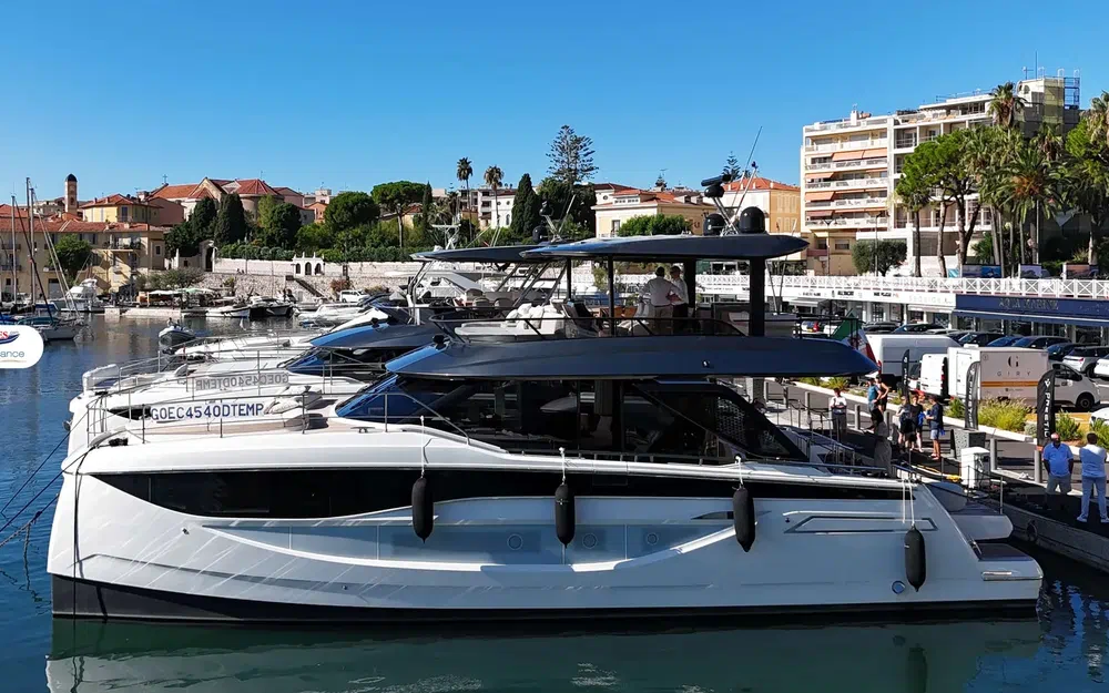 slider 1 Prestige Yachts M7