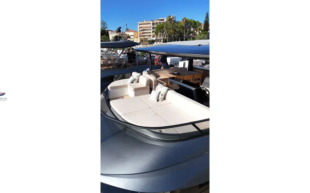 slider 8 Prestige Yachts M7