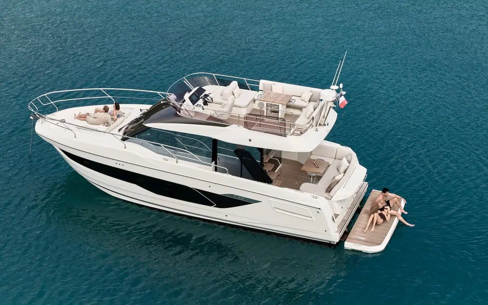 slider 1 Prestige Yachts F4.3