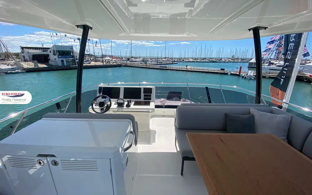 slider 6 Prestige Yachts M48