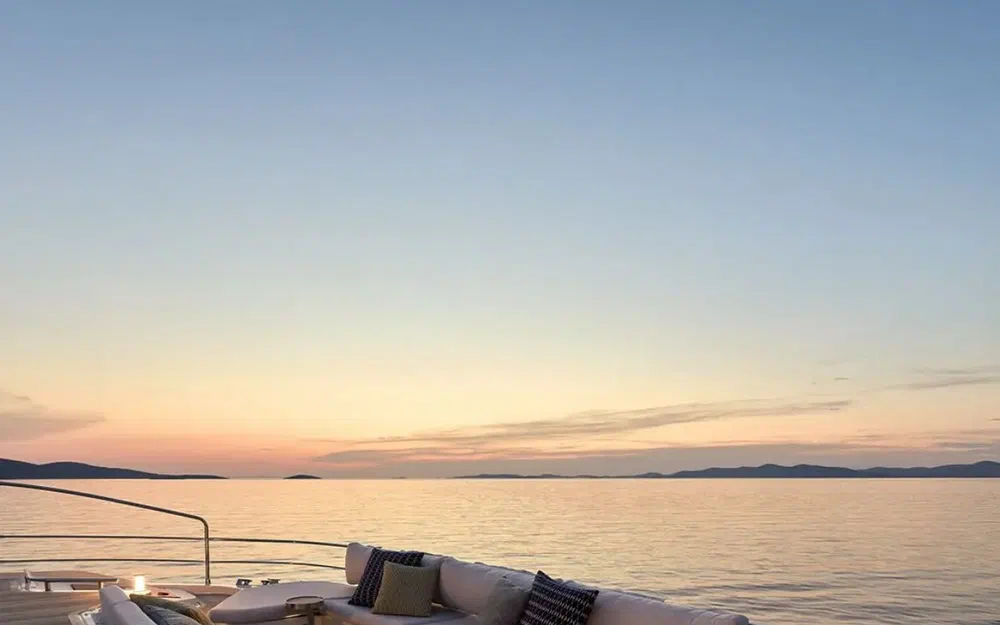 slider 14 Prestige Yachts M8