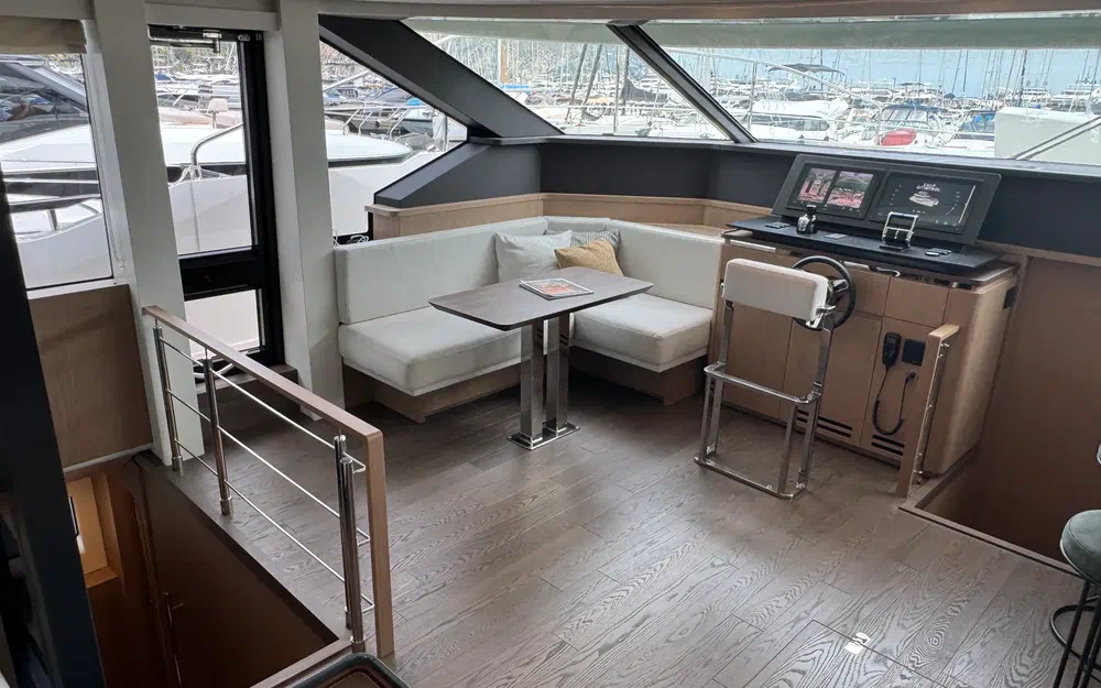 slider 19 Prestige Yachts M8