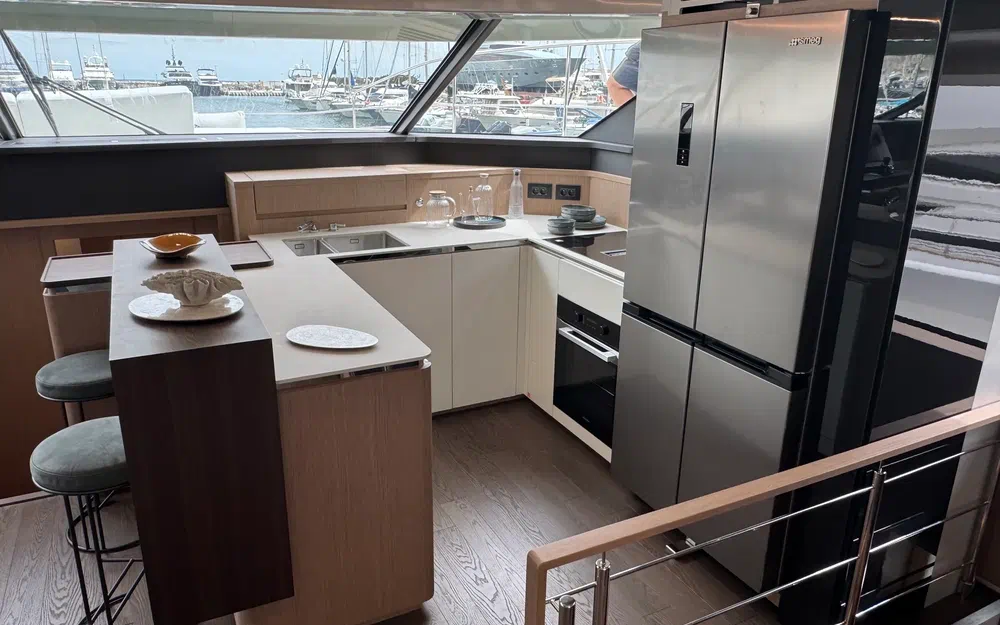 slider 20 Prestige Yachts M8
