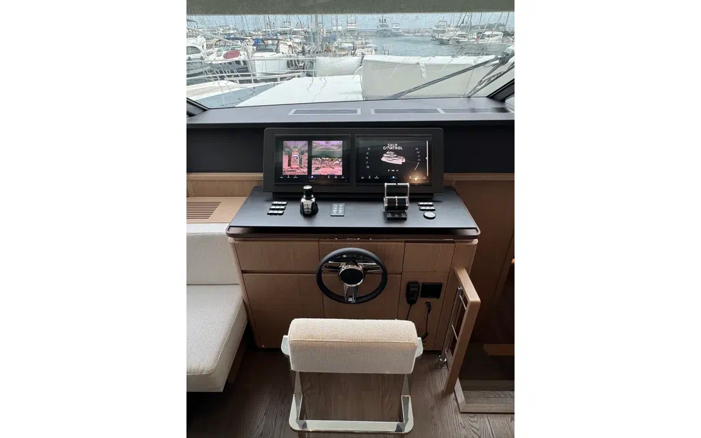 slider 21 Prestige Yachts M8