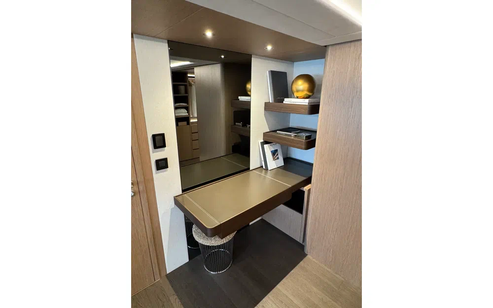 slider 23 Prestige Yachts M8
