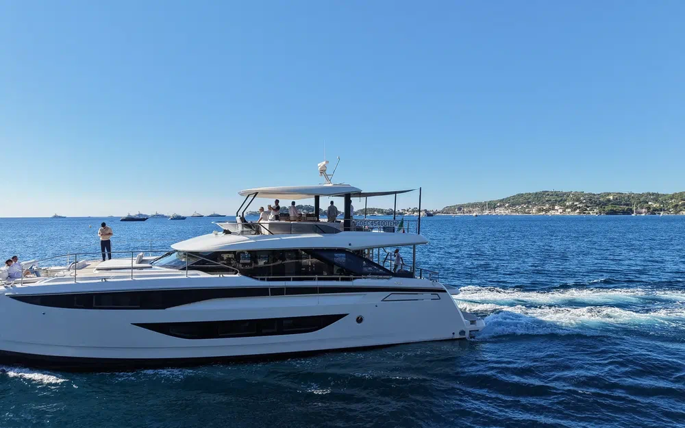 slider 30 Prestige Yachts M8