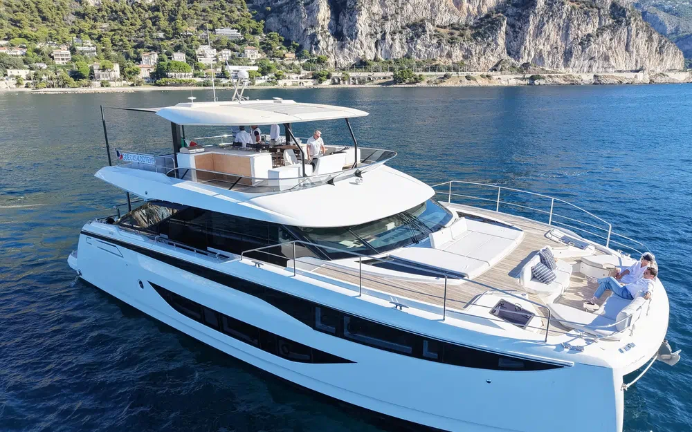 slider 0 Prestige Yachts M8