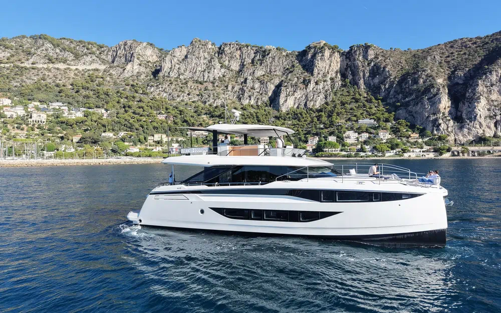 slider 32 Prestige Yachts M8