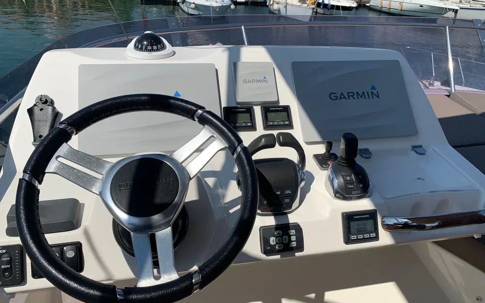 slider 11 Prestige Yachts 500 Fly