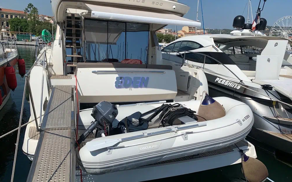 slider 1 Prestige Yachts 500 Fly