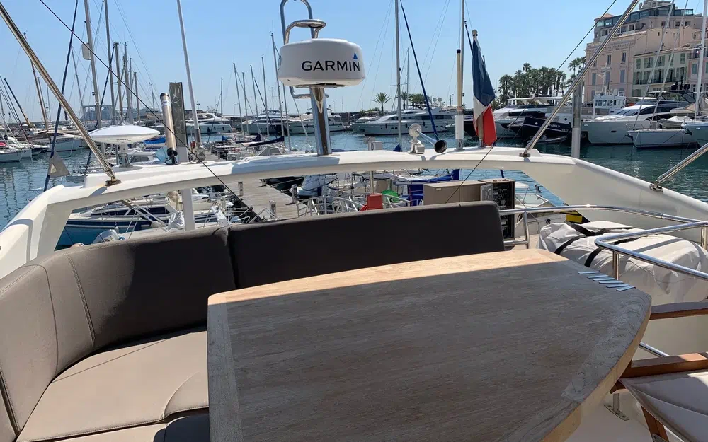 slider 7 Prestige Yachts 500 Fly