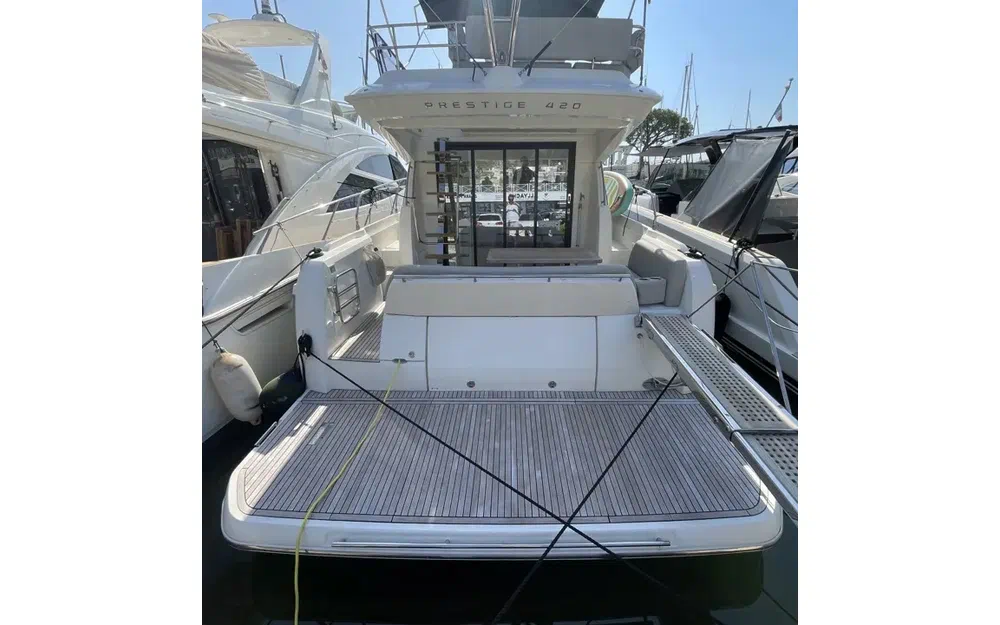 slider 1 Prestige Yachts 420 Fly