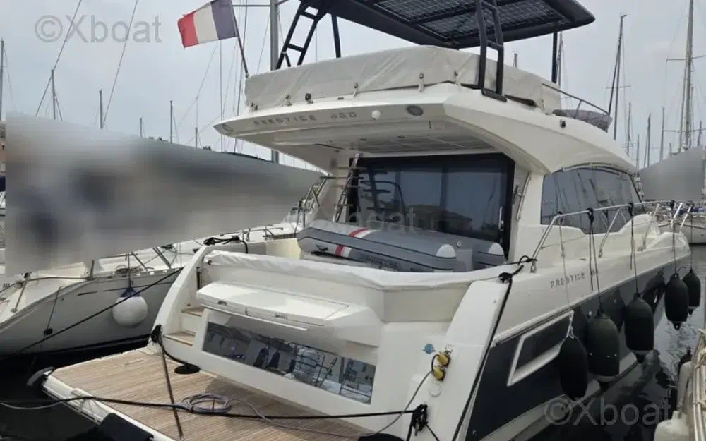 slider 1 Prestige Yachts 460 Fly
