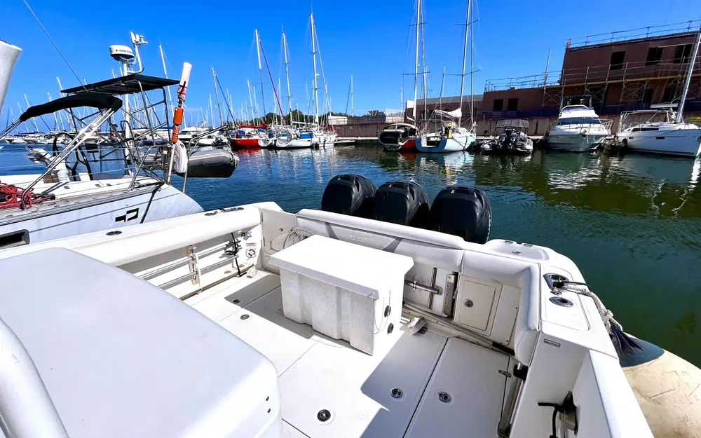 slider 4 Boston Whaler 370 Outrage
