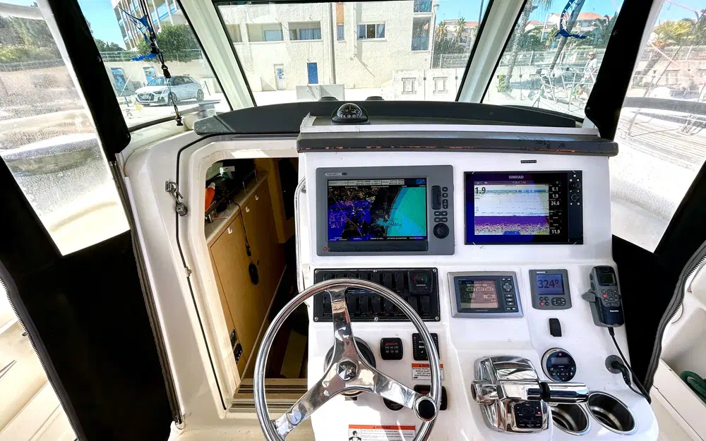 slider 8 Boston Whaler 370 Outrage