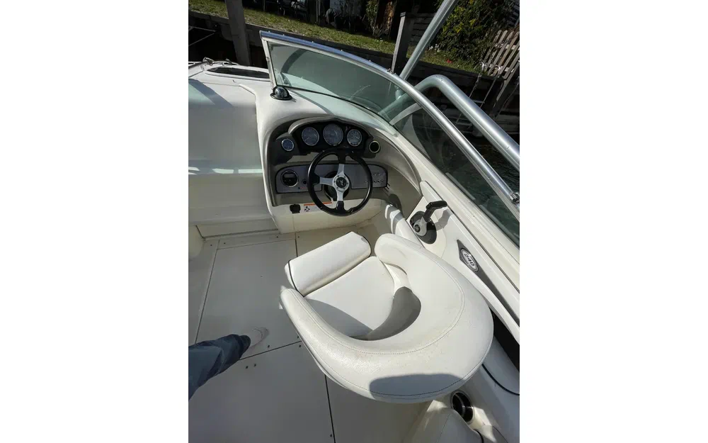 slider 2 Sea Ray 240 Sunsport