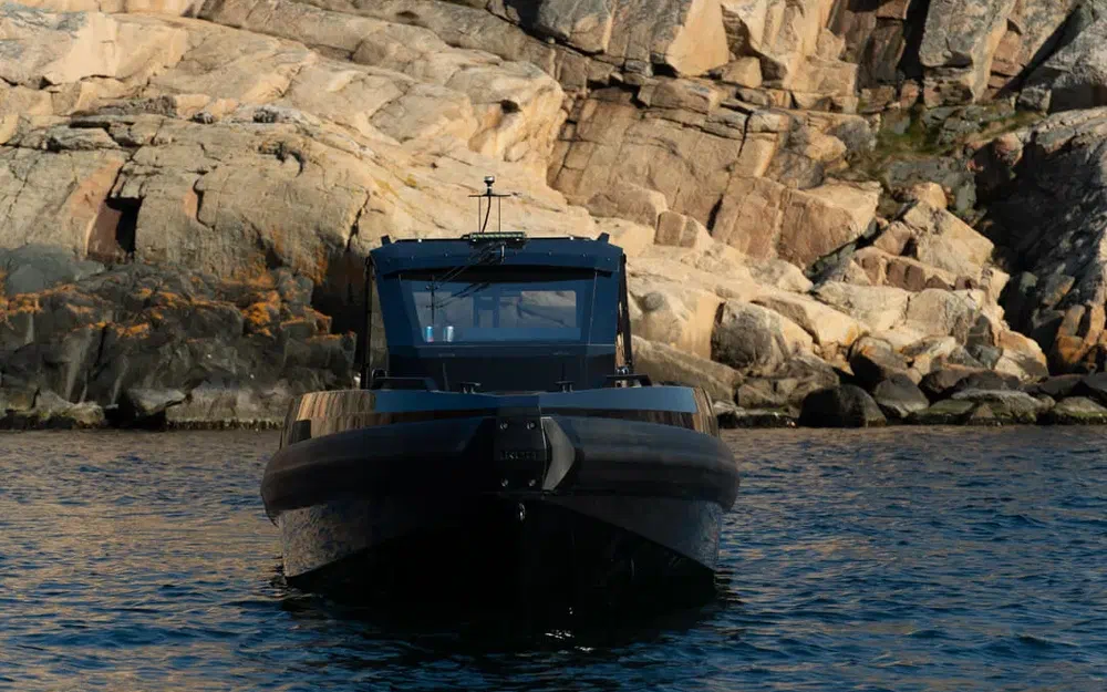 slider 11 Iron Boats 907 Coupe