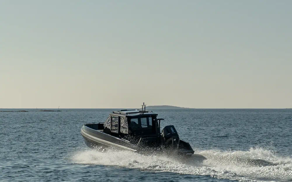 slider 1 Iron Boats 907 Coupe
