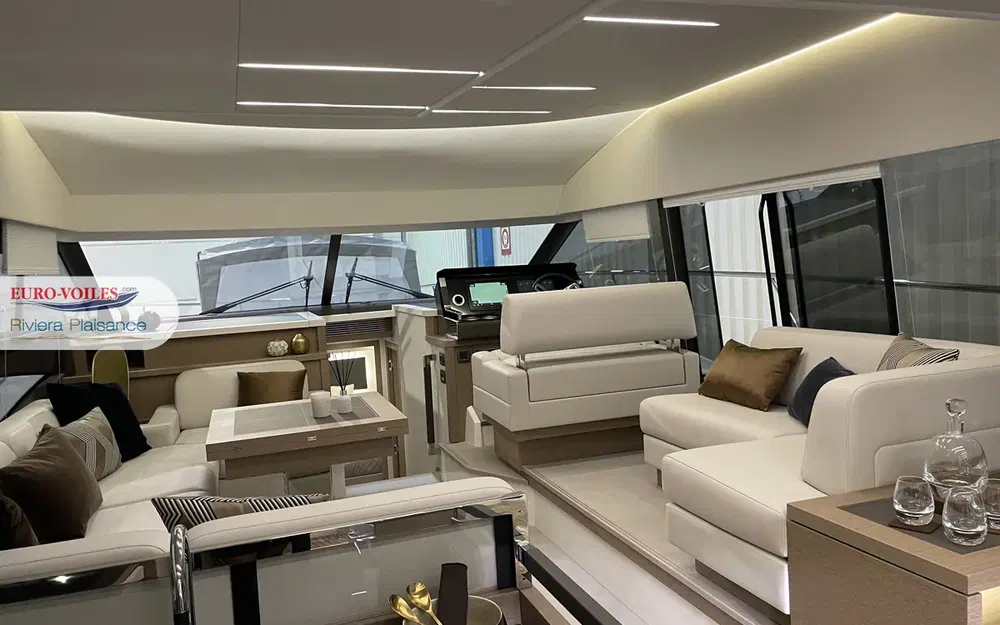 slider 3 Prestige Yachts 520 Fly