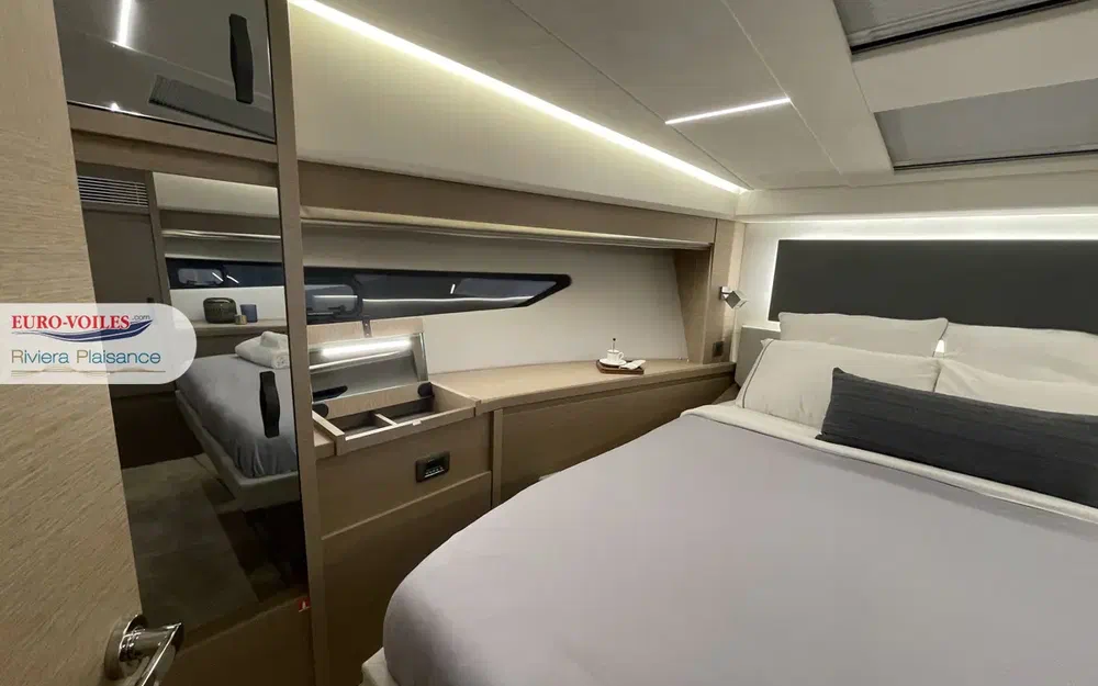slider 4 Prestige Yachts 520 Fly