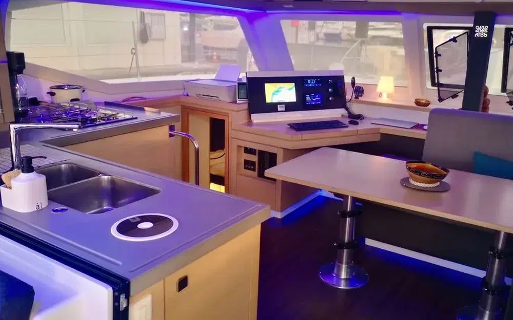 slider 6 Fountaine Pajot Lucia 40