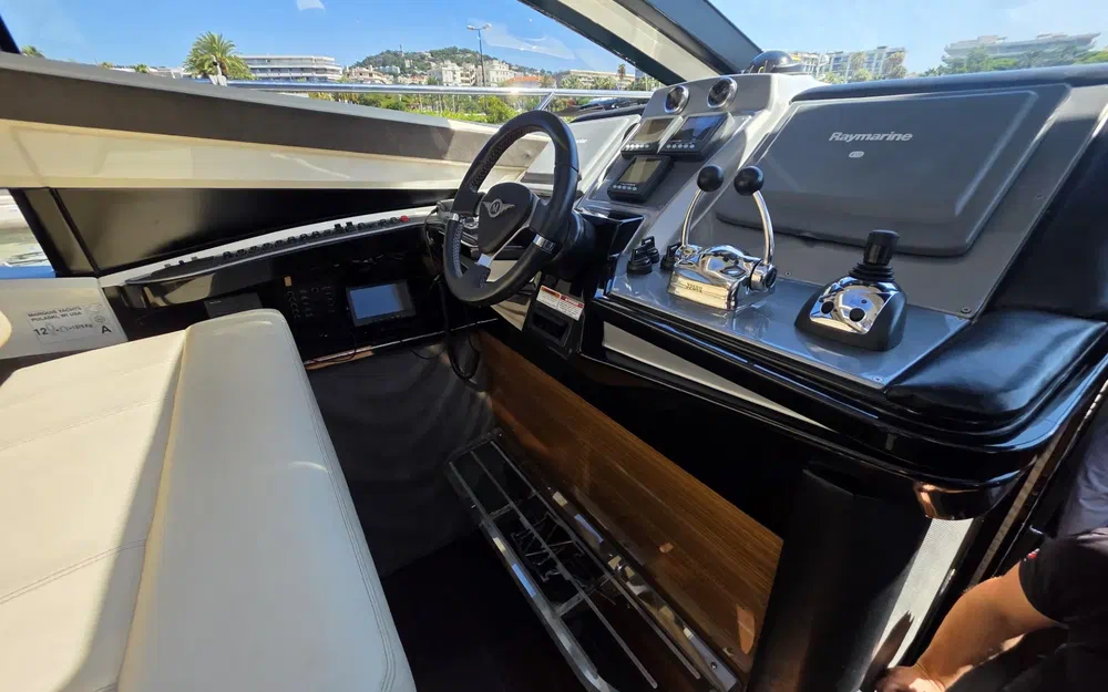 slider 14 Marquis Yachts 50 SC