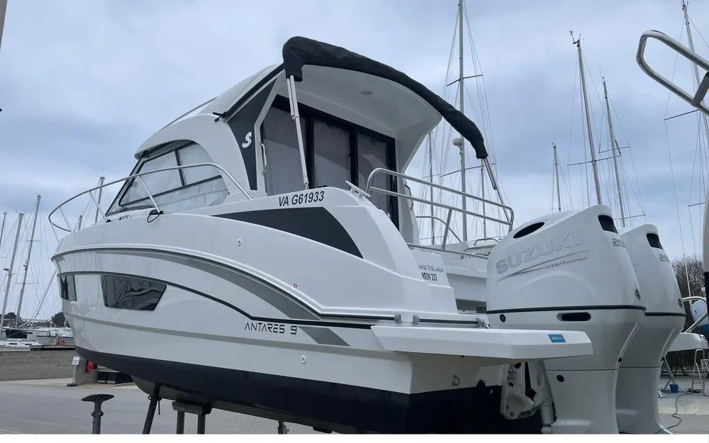 slider 2 Beneteau Antares 9 OB