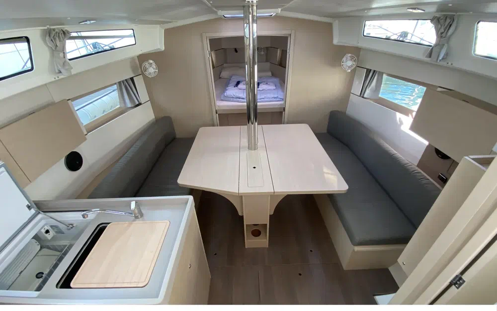 slider 1 Beneteau Oceanis 38.1