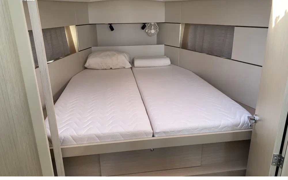 slider 4 Beneteau Oceanis 38.1
