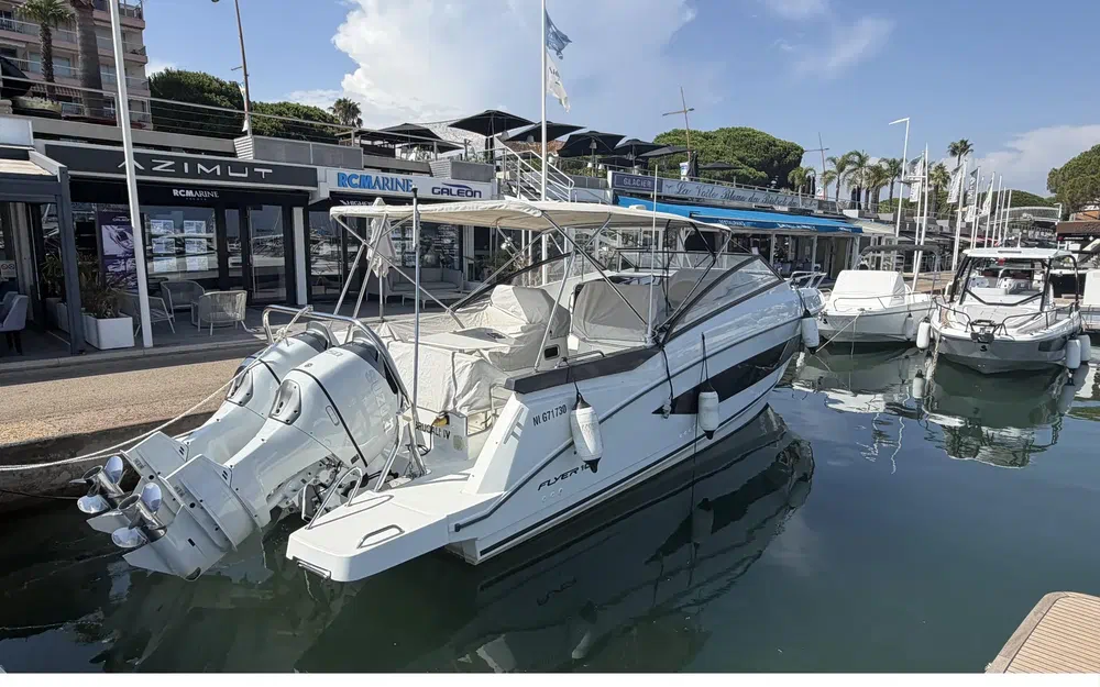 slider 1 Beneteau Flyer 10