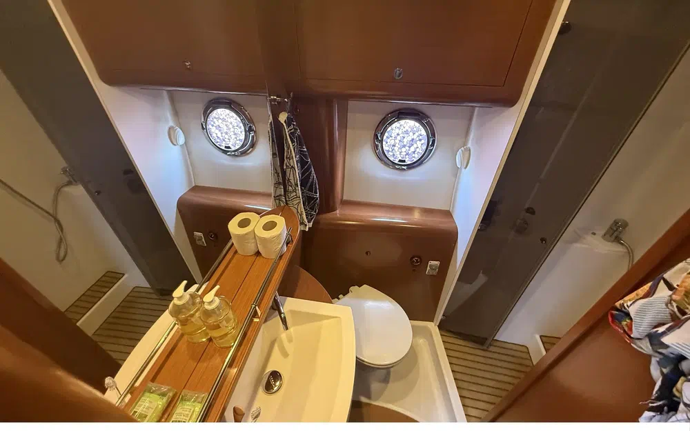 slider 11 Beneteau Monte Carlo 42