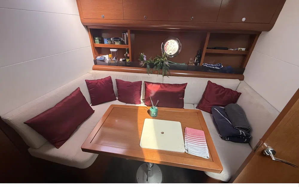 slider 6 Beneteau Monte Carlo 42
