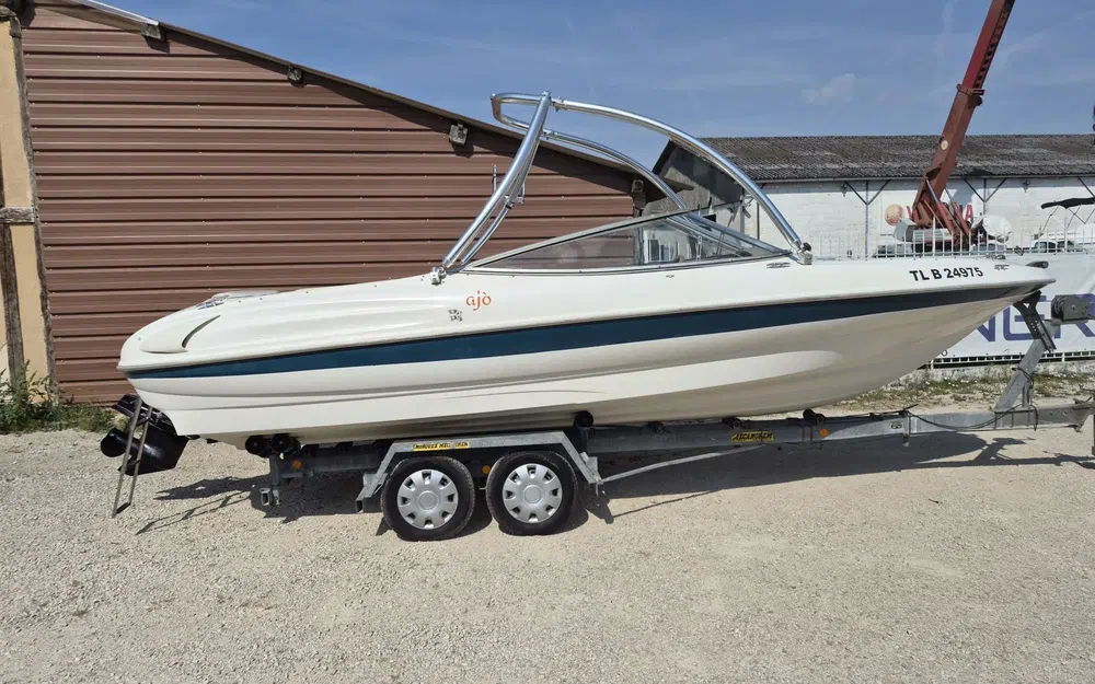 slider 1 Bayliner Capri 2050