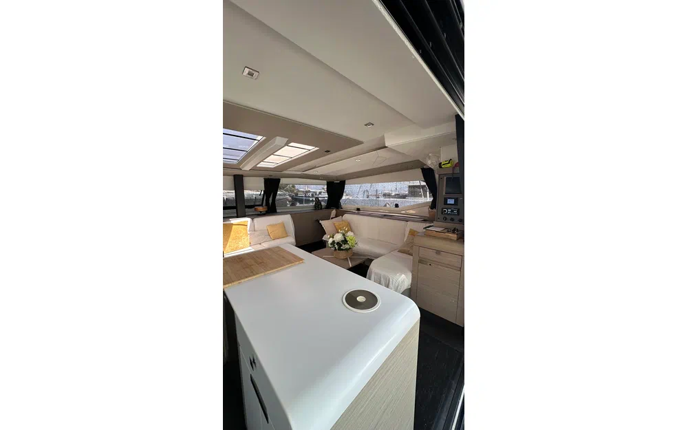 slider 18 Fountaine Pajot Aura 51
