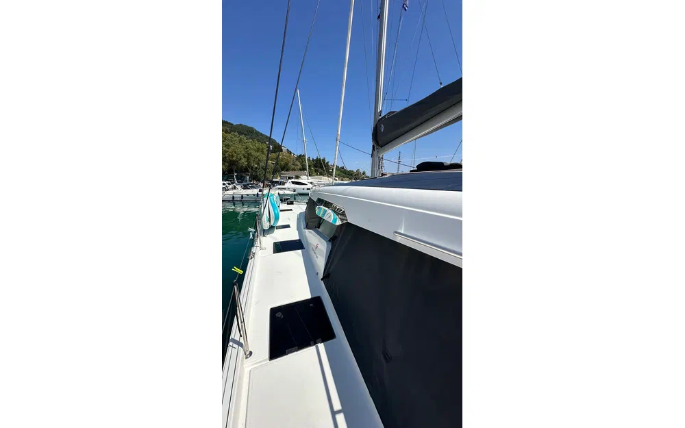 slider 5 Fountaine Pajot Aura 51