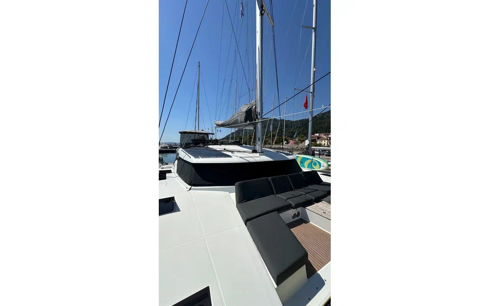 slider 3 Fountaine Pajot Aura 51