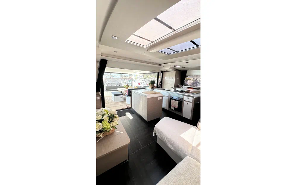 slider 20 Fountaine Pajot Aura 51