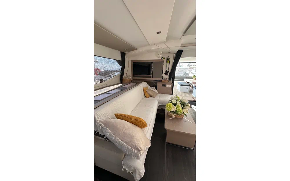slider 21 Fountaine Pajot Aura 51