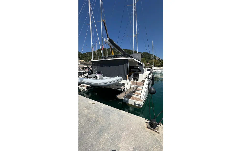 slider 1 Fountaine Pajot Aura 51