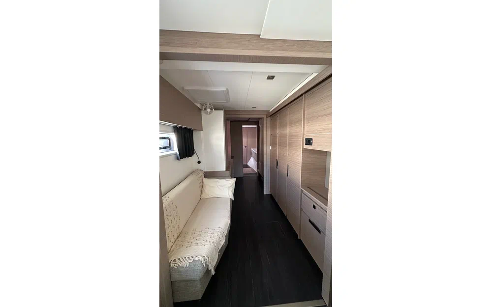 slider 32 Fountaine Pajot Aura 51