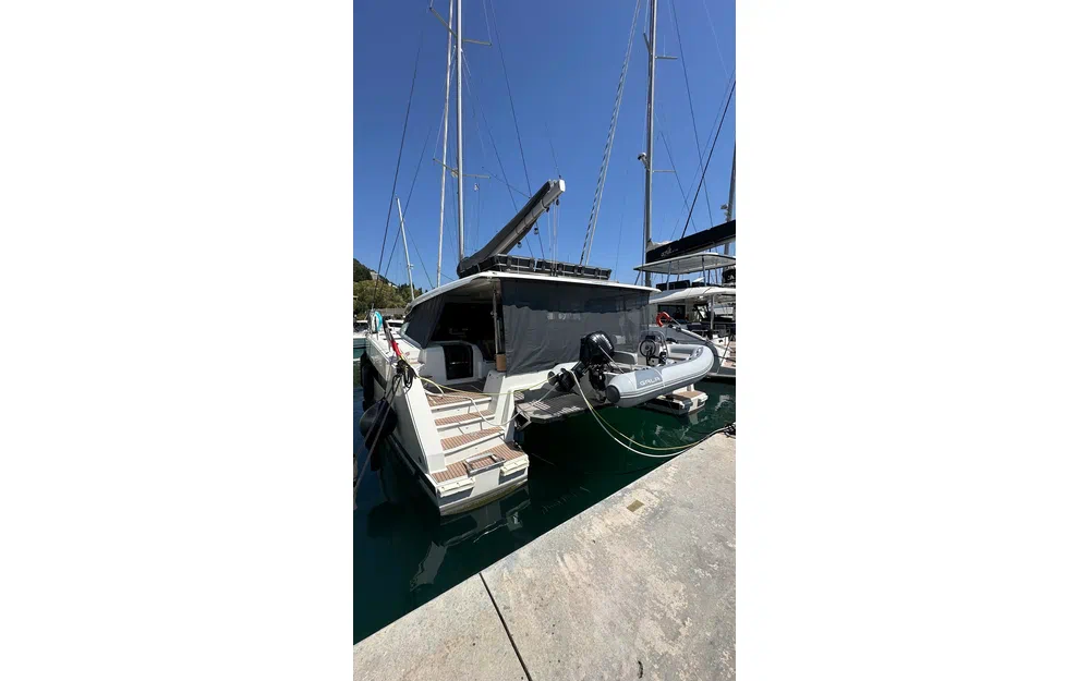slider 2 Fountaine Pajot Aura 51
