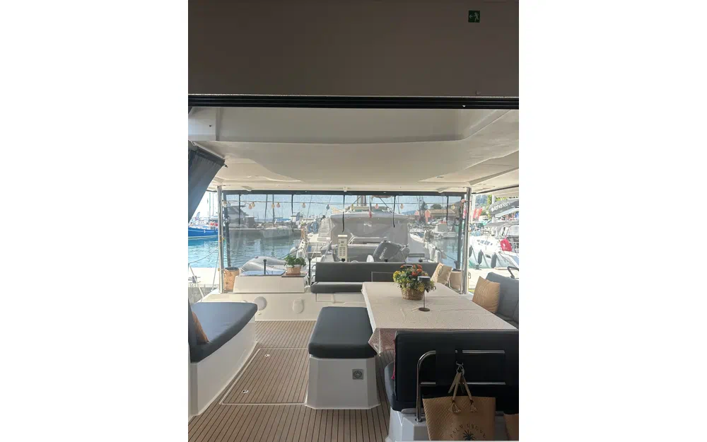 slider 11 Fountaine Pajot Aura 51