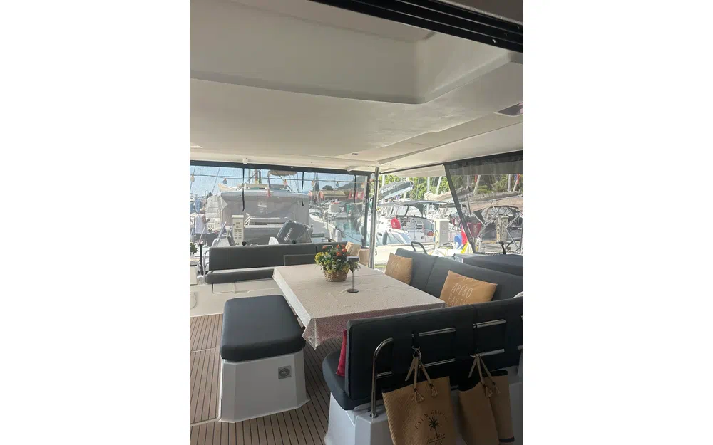 slider 12 Fountaine Pajot Aura 51