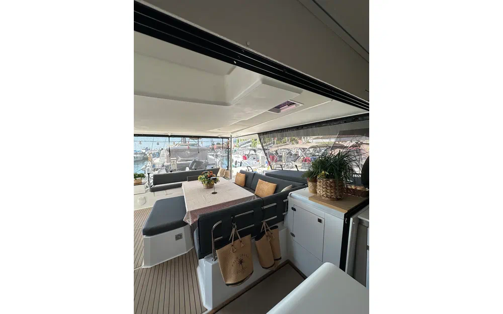 slider 13 Fountaine Pajot Aura 51
