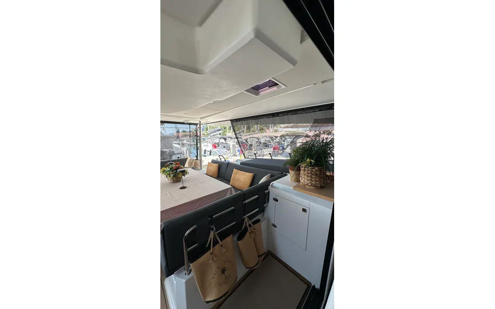 slider 15 Fountaine Pajot Aura 51