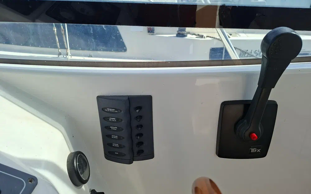 slider 10 Beneteau Antares 7