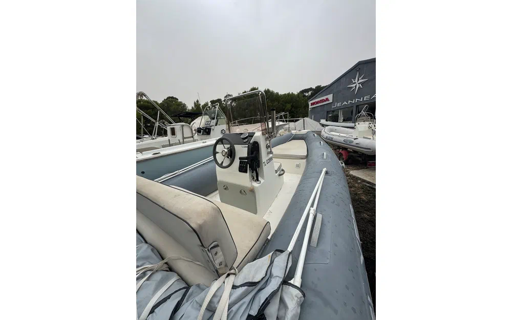 slider 1 Flyer F16